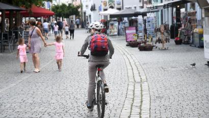 Bild: Gabi Schönberger
Nicht jede Begegnung zwischen Radlern und Passanten in der Innenstadt verläuft konfliktfrei. Die Klagen von Fußgängern werden lauter.