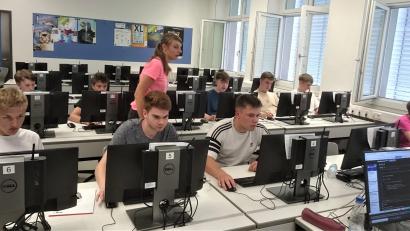 Bild: lg
An vier Nachmittagen führte Julia Gebert die zehn Teilnehmer des Kurses in die App-Programmierung ein.