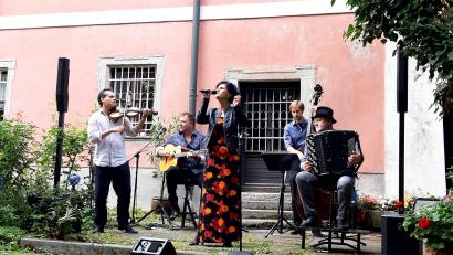 Bild: rbr
Das Ensemble "Foaie Verde" mit Sebastian Mare (Geige), Katalin Horvath (Gesang), Frank Wekenmann (Gitarre), Vladimir Trenin (Bajan) und Veit Hübner (Kontrabass) aus vier europäischen Ländern begeistert beim Sommerkonzert am Sonntagnachmittag die Zuhörer.