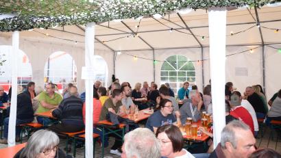 Bild: bey
Ein Tarnnetz schützt die zahlreichen Besucher des Sommernachtsfests der Feuerwehr Pleystein vor leichtem Regen.