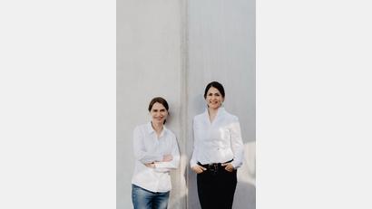 Bild: exb/Dominik Lenz
Dr. Conny Monschau und Dr. Nazin Hage haben Mitte März ihre kieferorthopädische Gemeinschaftspraxis in Amberg eröffnet.