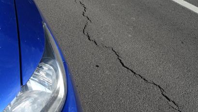 Bild: Houschka
Wo kommen diese Risse her? Erst vor wenigen Monaten wurde die Straße von Knölling nach Wolfring neu asphaltiert. Nun klaffen breite Spalten im Teer. Was zu solchen Schäden Anlass gibt, soll jetzt geklärt werden.