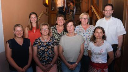 Bild: usc
Das neue Führungsteam des BBV-Landfrauen-Kreisvorstands: Bettina Geitner aus Traßlberg, Helga Plössl aus Kemnath am Buchberg, Kreisbäuerin Erika Loos aus Eckeltshof, Martina Scharf aus Engelsdorf (vorne von links), Julia Giehrl aus Steiningloh, Gisela Rupprecht aus Höhengau, Margarete Weinfurtner aus Rieden und BBV-Geschäftsführer Thomas Bayerl (hinten von links).