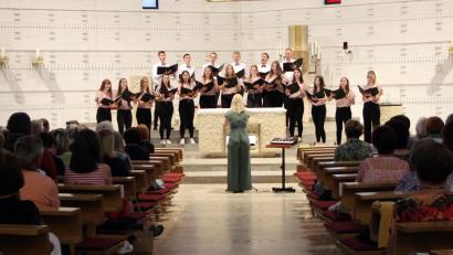 Bild: lep
90 Minuten emotionale Unterhaltung bietet der neu gegründete Chor "Polyphonia" bei seinem Debütkonzert "s' Leben is' wie a Traum".