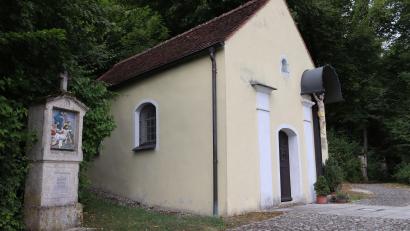 Bild: mrr
Die Riedener Schlossbergkapelle muss saniert werden. Dazu vergab der Marktrat bei seiner Sitzung die Aufträge für eine Voruntersuchung.
