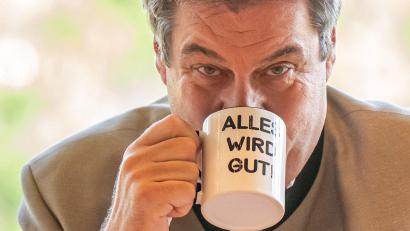 Bild: Peter Kneffel/dpa
Immer eine neue Tasse: Markus Söder bei der letzten bayerischen Kabinettssitzung vor der Sommerpause.