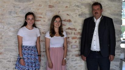 Bild: Stadt Schönsee/exb
Den Abiturienten-Empfang will Bürgermeister Reinhard Kreuzer zur Tradition machen. Im Bild Bürgermeister Kreuzer mit den beiden Abiturientinnen Julia Ostermeier und Laura Fischer.