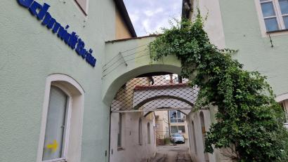 Bild: Thomas Dobler
Der Schwandorfer Stadtrat akzeptierte bei seiner Sitzung die Pläne für das Schmidt-Bräu-Gelände. Unser Bild zeigt den engen Zugang zu dem rückwärtigen Areal vom Marktplatz aus.