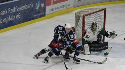 Archivbild: Gebert
Die Blue Devils Weiden starten am 30. September mit dem Heimspiel gegen den EHC Klostersee in die Oberliga-Saison 2022/23. Das Bild zeigt eine Szene aus der vergangenen Spielzeit mit dem Weidener Edgars Homjakovs (blaues Trikot) gegen den Höchstadter EC.
