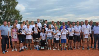 Bild: jr
Die neuen Tennis-Stadtmeister sowie die jeweils drei Erstplatzierten mit Medaille und Urkunden. Es gratulierten Bürgermeister Stefan Grillmeier und Tennis-Sportwart Harald Kilian (von links) sowie Stadtverbandsvorsitzender Peter Haibach (rechts).