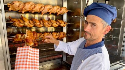 Bild: Gabi Schönberger
Peter Masopurt hat einen der vielleicht heißesten Berufe: Rund 400 Grad erreicht der Grill im Wagen von "Hertel Hähnchen".