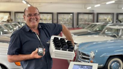 Bild: gis
Perry Eckert mit Audioguides und den neuen Infoterminals in Halle 3 des Museums.