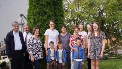 Bild: fvo
Thekla Hille (Vierte von rechts) feiert im Kreise ihrer Familie und Gratulanten ihren 80. Geburtstag.