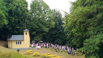 Bild: rfi
Zahlreiche Bürger folgen der Einladung des OWV Tännesberg zum Freiluftgottesdienst und Frühschoppen auf den Schloßberg.