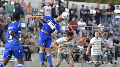 Archivbild: Hubert Ziegler
Jan Fischer (Zweiter von links) bei einer Kopfballabwehr. Auf die Defensive der DJK Gebenbach wartet im Heimspiel gegen den SV Donaustauf eine unangenehme Aufgabe.