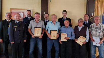 Bild: szl
Die Feuerwehr Wurz ehrte langjährige Mitglieder. Mit Ludwig Fütterer (Sechster von links) und Franz Witt (Vierter von links) ernannte der Vorstand zwei neue Ehrenmitglieder.