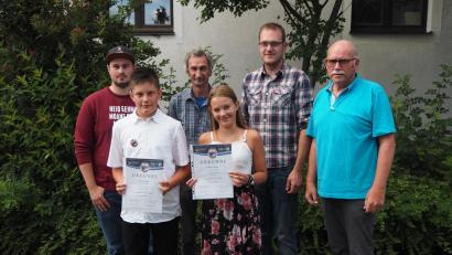Bild: Regina Kunz/exb
Im Instrumentenkarussell der Blaskapelle Reuth wurden Sarah Totzauer (vorne, von rechts) und Simon Prucker geehrt. Zu ihrer bestandenen D1-Prüfung gratulierten Peter Dotzauer (von rechts), Stefan Wenning, Josef Treml und Felix Käß.