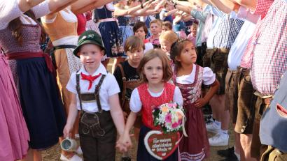 Bild: gru
Mara Kugler und Luca Ehras führen die jungen Kirwaleute als Oberkirwapaar durch das Spalier der Alten.