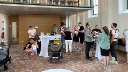 Bild: Marko Pammer/exb
„Babytreffen“ in der Nabburger Marienkirche: Die Besucher kommen auf Einladung der Stadt Nabburg.