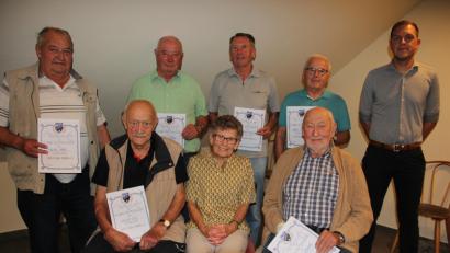 Bild: kro
Seit 60 Jahren halten sie den Sportfreunden die Treue. Sitzend von links Otto Müller, Helga Schnurrer und Konrad Kraus. Stehend von links Hans Häckl, Erwin Franz, Bernhard Lochner, Alfred Reif und Vorsitzender Manuel Enders.