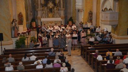 Bild: dob
Der Münchner AGV-Chor, den der gebürtige Unterlinder Michael Kopp leitet, führt in der katholischen Stadtpfarrkirche das Rockoratorium "Eversmiling Liberty" auf und beschenkt die gut 200 Zuhörer mit einem Konzert der Extraklasse.