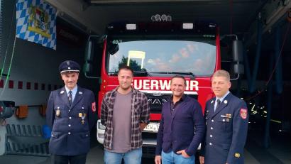 Bild: rfi
Peter Schneider (Zweiter von links) ist der neue Vorstand der Freiwilligen Feuerwehr Tännesberg. Es gratulieren Kreisbrandmeister Christian Demleitner (rechts), zweiter Bürgermeister Werner Schärtl (Zweiter von rechts) sowie Zweiter Vorstand Josef Kirchberger.