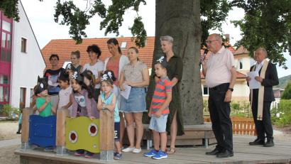 Bild: ads
Beim Tag der offenen Tür im Haus der Kinder Hl. Dreifaltigkeit informierte Kirchenpfleger Günter Preißl (Zweiter von rechts) über die Generalsanierung des Gebäudes und die Erweiterung. Danach eroberten die Kinder unter Aufsicht von Einrichtungsleiterin Michaela Neiswirth ihr Haus als Piraten und Schatzsucher.