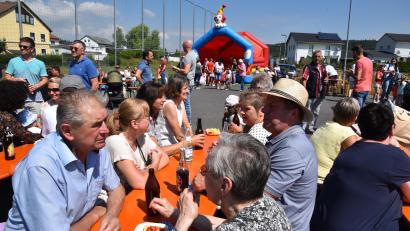 Bild: fz
Beim Spielplatzfest treffen sich die Erwachsenen und die Kinder toben im Hintergrund in der Hüpfburg