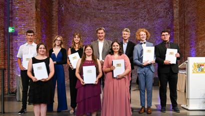 Bild: Tobias Hase/exb
Ministerpräsident Markus Söder und Kultusminister Michael Piazolo (Mitte, hintere Reihe) ehrten die geladenen Schulabsolventen aus der Oberpfalz, darunter die Oberviechtacherin Diana Dekin (Zweite von links in der hinteren Reihe).