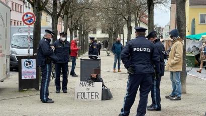 Archivbild: Gabi Schönberger
Und nun? Eine der Aktionen der Angeklagten. Im März 2021 endete die Situation damit, dass zwei Beamte die Frau aus der Fußgängerzone trugen.