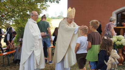 Bild: wel
Bischof Dr. Rudolf Voderholzer segnete nach dem Pontifikalgottesdienst vor der Jakobikirche die Kinder. Pfarrer Herbert Rösl überreichte ein Bildchen des Bischofs.
