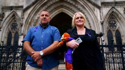 Bild: Victoria Jones/PA Wire/dpa
Die Eltern von Archie Battersbee sind vor den Supreme Court in London gezogen - ohne Erfolg.