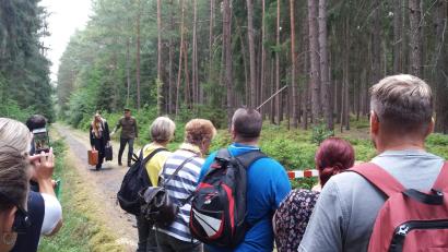 Bild: as
Pelzmantel, Fuchs und Uniform: Solche Kostümteile fehlen den Darstellern des Ovigo-Theaters nun. Die Schauspieler agieren, begleitet von den Zuschauern, mitten im Wald und müssen sich in versteckten Zelten umziehen.