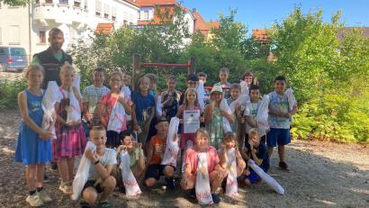 Bild: Andrea Kausler/exb
Die Gesamtsiegerklasse bei den Waldjugendspielen, die 3c der Max-Josef-Grundschule Amberg, mit ihrem Forstpaten Sven Grünert