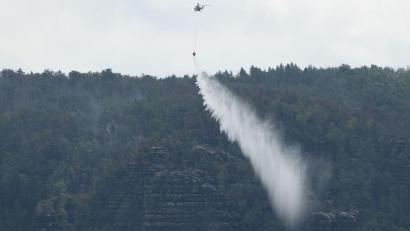 Bild: Sebastian Kahnert/dpa
Seit rund einer Woche brennt es im Nationalpark Sächsische Schweiz.