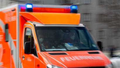 Bild: Fernando Gutierrez-Juarez/dpa/Symbolbild
Ein Rettungswagen der Feuerwehr fährt auf einer Straße.