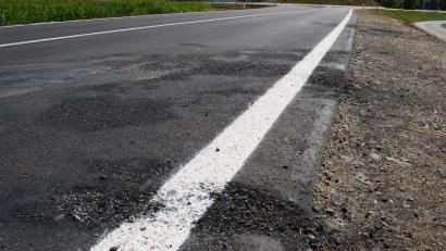 Bild: szl
Bei dem Brand eines Tiefladers Mitte Juli bei Plößberg wurde die neue Ortsumgehung stark in Mitleidenschaft gezogen. Es entstand ein Schaden in Höhe von 35.000 Euro, teilte das Staatliche Bauamt Amberg-Sulzbach auf Nachfrage von Oberpfalz-Medien mit.