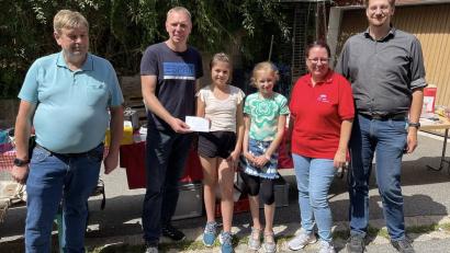 Bild: SPD Flossenbürg/exb
Die Grundschülerinnen Rebekka Käs (Mitte, rechts) und Anna Wünsche (Mitte ,links) haben Kuchen für die Aktion gebacken und verkauft, zur Freude der SPD-Vertreter Gerd Reindl, Roman Schell, Andrea Egner und Holger Bannert (von links).