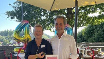 Bild: Philipp Lippert/exb
Pia Schwarz, Geschäftsführerin von Schule-Wirtschaft Bayern, überreicht an Rudolf Kunz die Silberne Ehrennadel.