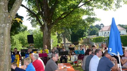 Bild: bey
Der Pleysteiner Bläsernachwuchs spielt zünftig auf.