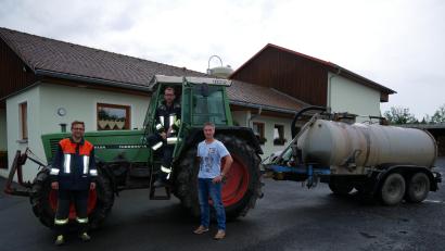 Bild: hmr
Das jederzeit einsatzbereite "Sondertanklöschfahrzeuggespann der Feuerwache 3" auf dem Bauhof der Stadt Waldsassen mit (von links) Feuerwehrkommandant Tobias Tippmann, Maschinist und Löschmeister Benjamin Müller und Bauhofleiter Thomas Ernstberger.
