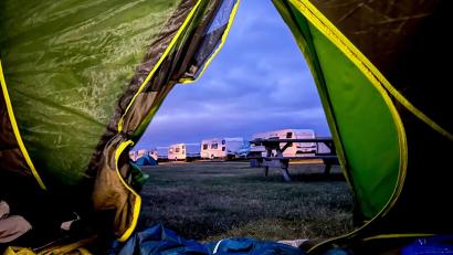 Bild: Marie von der Tann/dpa-tmn/Symbolbild
Blick aus einem Zelt.