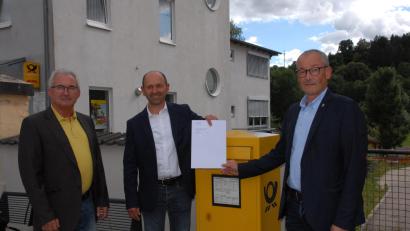 Bild: pop
Post aus dem Vilstal für München: Die Bürgermeister Hans Ram (Mitte) aus Ensdorf und Erwin Geitner (rechts) aus Rieden sowie Martin Bauer (links), 2. Bürgermeister von Schmidmühlen, haben gemeinsamen einen Brief an den bayerischen Kultusminister geschrieben, weil sie sich um den Erhalt der Mittelschule Ensdorf sorgen.