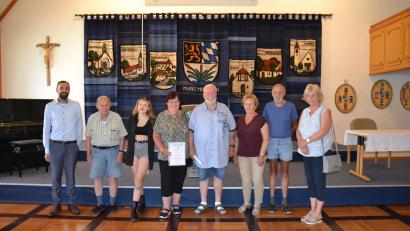 Bild: gi
Bürgermeister Armin Bulenda (links) dankt den treuen Urlaubsgästen, die seit Jahrzehnten die nach Moosbach kommen.