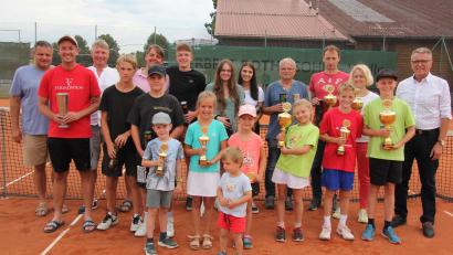 Bild: kro
Die Sieger der diesjährigen Tennis-Stadtmeisterschaften. Es gratulierten Bürgermeister Franz Stahl (rechts) und TC-Vorsitzender Claus Bäumler (links).