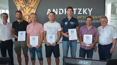 Bild: jr
Jahrzehntelang treue Mitarbeiter ehrte die Firma Andritzky in Konnersreuth. Im Bild (von links) Geschäftsführer Peter Andritzky, Johannes Wührl, Roland Andritzky, Thomas Haberkorn, Klaus Sommer, Christian Werner und Erich Sperber von der Kreishandwerkerschaft Nordoberpfalz.