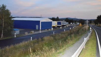 Bild: fjo
Was derzeit für den Waidhauser Autohof noch als Einfahrt dient, wird bald zur Ausfahrt umfunktioniert. Nach der Asphaltierung der Behelfsstrecke ist eine Umkehrung der Einbahnstraßen-Regelung angedacht.