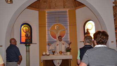 Bild: gi
Die Ortschaft Gebhardsreuth feiert das Patrozinium ihrer neuen schmucken Dorfkapelle, die der Mutter Anna geweiht ist.