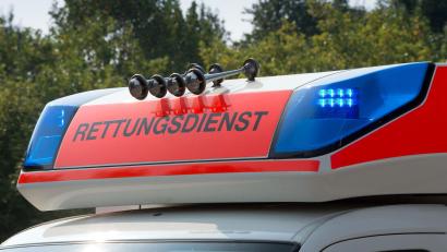 Symbolbild: Soeren Stache/dpa
Rettungskräfte mussten einen 57-jährigen Motorradfahrer nach einem Sturz ins Krankenhaus bringen.