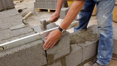 Archivbild: Karin Wilck
Bei Beton, Baustahl und Dachziegeln kann es derzeit zu Lieferengpässen kommen. Nicht selten sind Ersatzprodukte teuer. Manch privater Bauherr muss seine Ansprüche herunterschrauben, um sich den Bau noch leisten zu können. Für Kommunen ist das nicht unbedingt sinnvoll.